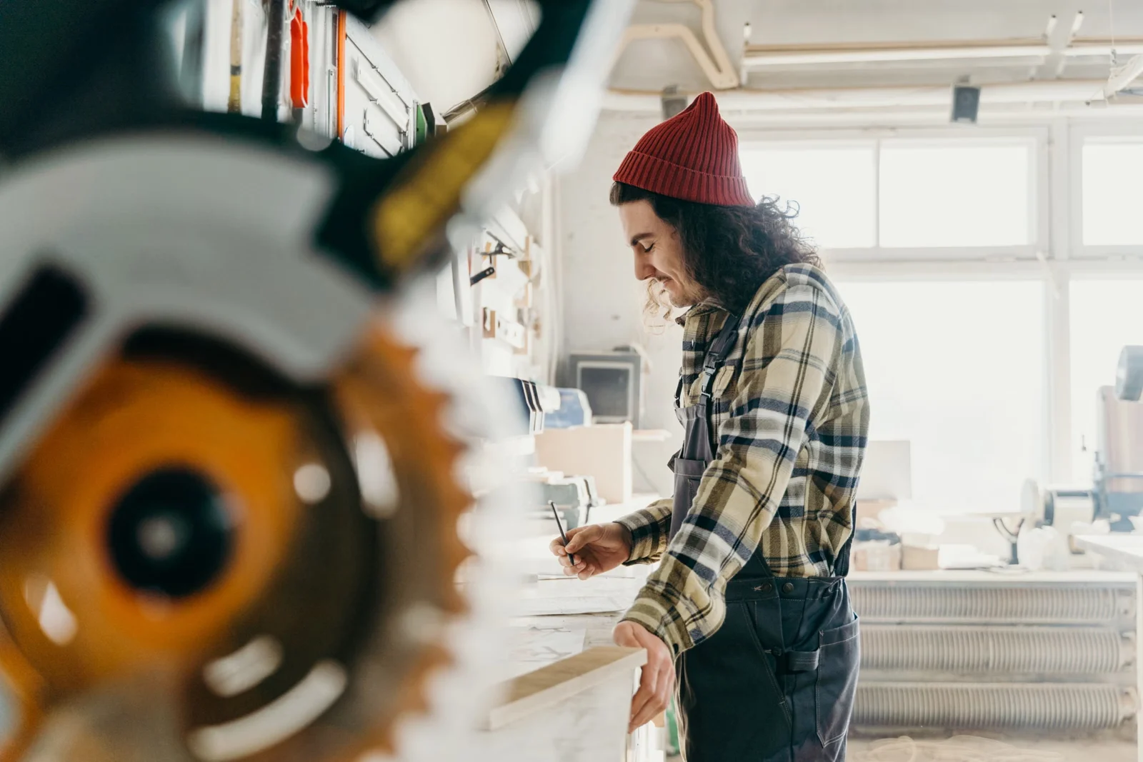 Photographie d’illustration : un artisan au travail dans un atelier