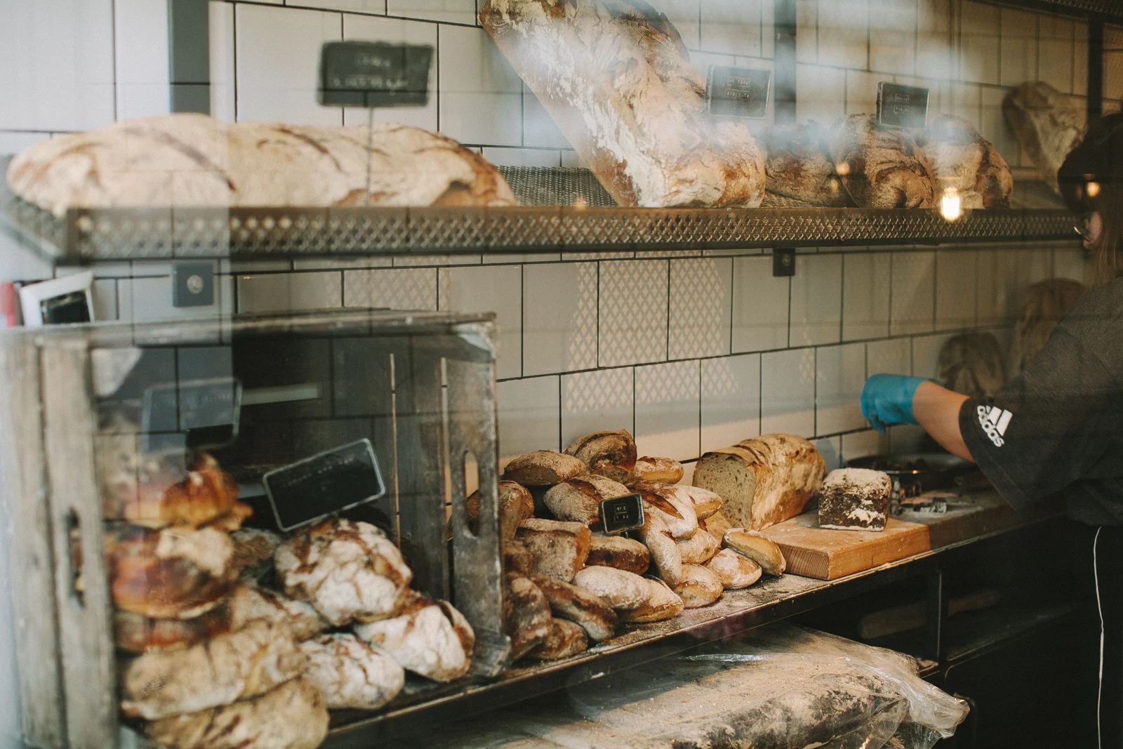 Photographie d’illustration : pains et pâtisseries dans une boulangerie