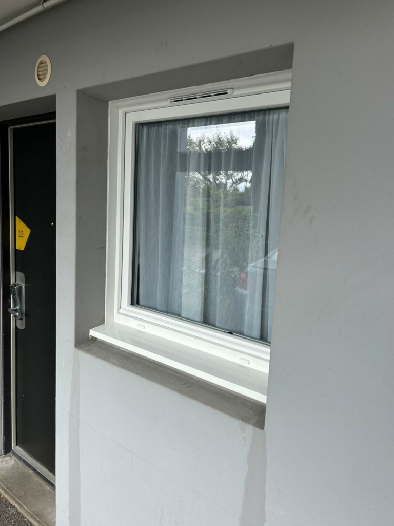 Réalisation ATRIMMO : fenêtre remplacée en dépose-repose totale dans une chambre d’hôtel